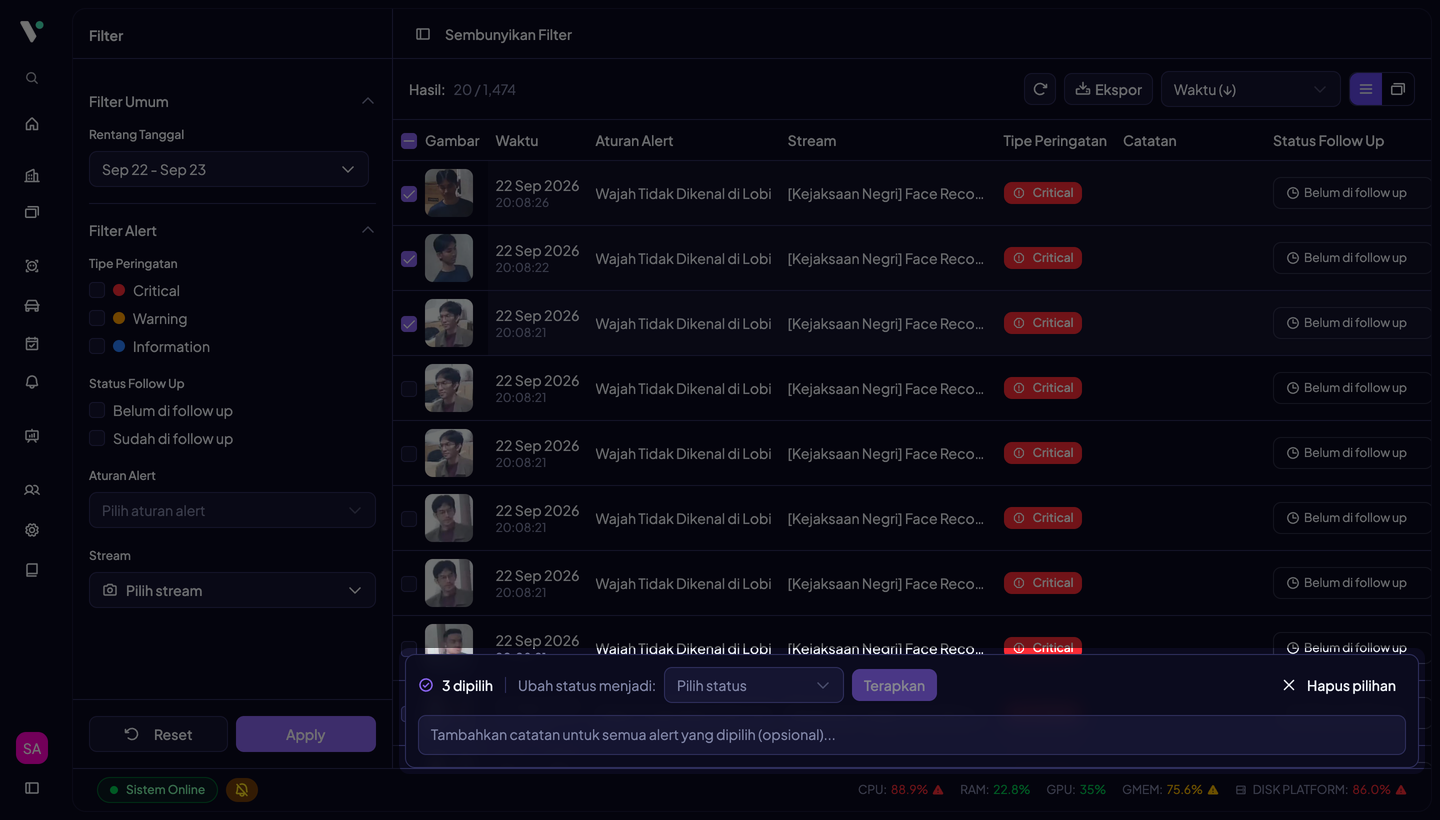 Toolbar batch muncul setelah satu atau lebih baris dicentang: jumlah alert terpilih, Ubah status menjadi, kolom catatan yang diterapkan ke semua alert terpilih, Terapkan, dan Hapus pilihan.
