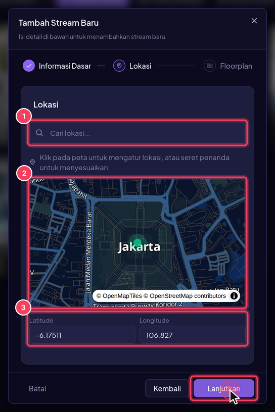 Langkah Lokasi: (1) cari nama tempat, (2) klik/seret penanda di peta, atau (3) isi Latitude/Longitude manual. Klik Lanjutkan untuk ke langkah Floorplan.